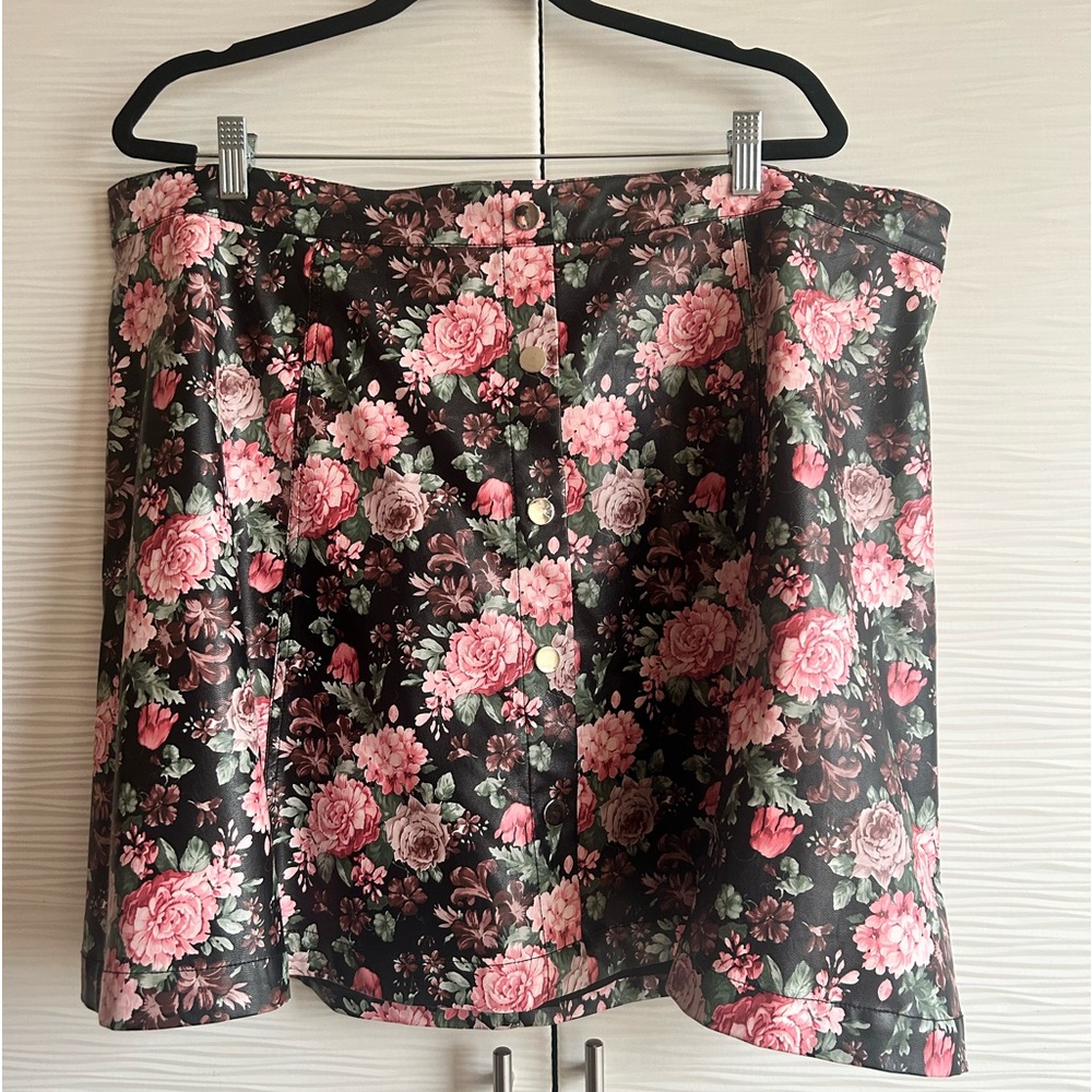🌷🖤Vegan leather floral print skirt🖤 🌷